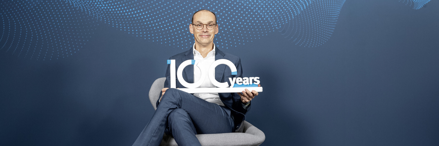 Herr Borho sitzt auf dem Stuhl